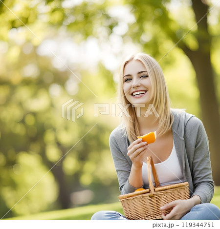 公園で楽しそうにランチをする美しいアメリカ人女性 公園で楽しそうにランチをする美しいアメリカ人女性 119344751