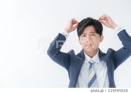 ヘアセットをするビジネスマン 119345028