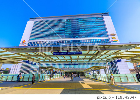 日本の横浜都市景観 脱コロナ…澄み渡る青空。新横浜駅などを望む…新たな希望の時代へ…＝15日 119345047