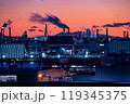 日本の工場夕景、川崎市周辺で撮影、独自の美しさとメカニカルな雰囲気が人気になっています 119345375