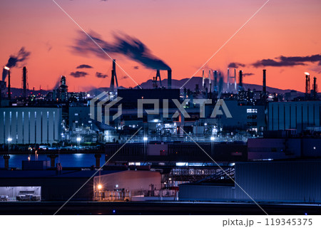 日本の工場夕景、川崎市周辺で撮影、独自の美しさとメカニカルな雰囲気が人気になっています 119345375