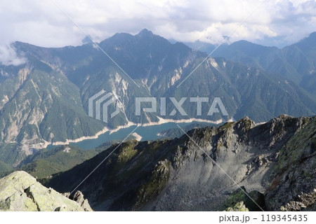 立山の頂上から撮影した連峰の谷1 立山の頂上から撮影した連峰の谷1 119345435