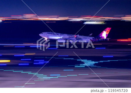 羽田空港から飛び立つハワイアン航空機を流し撮り 119345720