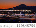 東京羽田空港ターミナル屋上から夕焼けに染まった富士山を撮影 119345759