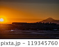 東京羽田空港ターミナル屋上から夕焼けに染まった富士山を撮影 119345760