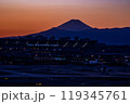 東京羽田空港ターミナル屋上から夕焼けに染まった富士山を撮影 119345761