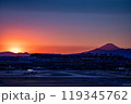 東京羽田空港ターミナル屋上から夕焼けに染まった富士山を撮影 119345762