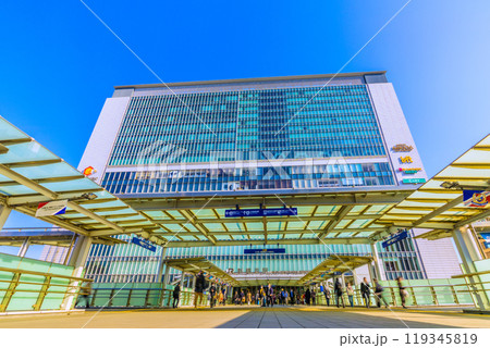 日本の横浜都市景観 明日を信じて…澄み渡る青空。新横浜駅などを望む…新たな希望の時代へ…＝15日 119345819