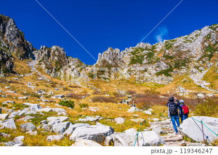 【長野県】秋の千畳敷カールを登山する人達 119346247
