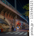 夜の東京都内、鉄道ガード下の風景　飲食店グルメ、仕事帰りのサラリーマン他の後ろ姿を撮影 119346325