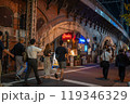 夜の東京都内、鉄道ガード下の風景　飲食店グルメ、仕事帰りのサラリーマン他の後ろ姿を撮影 119346329