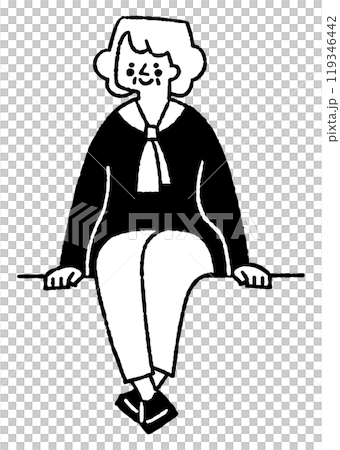 座って微笑んでいる高齢女性_2 119346442