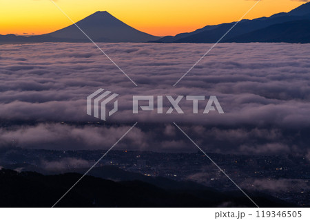 《長野県》富士山と大雲海の夜明け・秋の高ボッチ高原 119346505