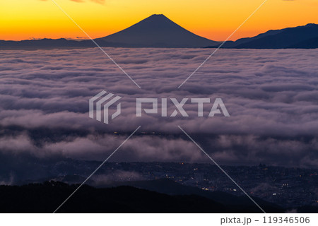 《長野県》富士山と大雲海の夜明け・秋の高ボッチ高原 《長野県》富士山と大雲海の夜明け・秋の高ボッチ高原 119346506