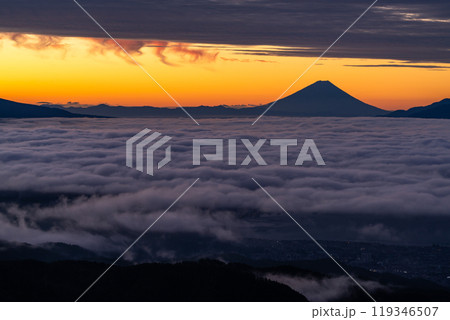 《長野県》富士山と大雲海の夜明け・秋の高ボッチ高原 119346507