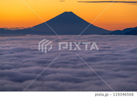 《長野県》富士山と大雲海の夜明け・秋の高ボッチ高原 《長野県》富士山と大雲海の夜明け・秋の高ボッチ高原 119346508