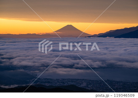 《長野県》富士山と大雲海の夜明け・秋の高ボッチ高原 119346509