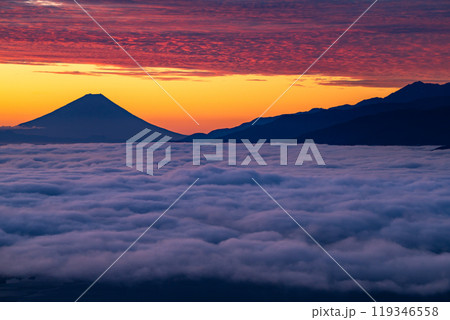《長野県》富士山と大雲海の夜明け・秋の高ボッチ高原 119346558