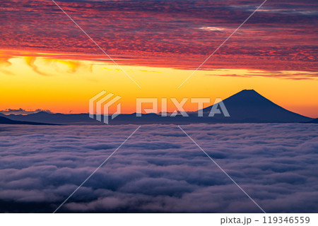 《長野県》富士山と大雲海の夜明け・秋の高ボッチ高原 《長野県》富士山と大雲海の夜明け・秋の高ボッチ高原 119346559
