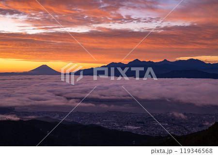 《長野県》富士山と大雲海の夜明け・秋の高ボッチ高原 119346568