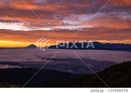 《長野県》富士山と大雲海の夜明け・秋の高ボッチ高原 《長野県》富士山と大雲海の夜明け・秋の高ボッチ高原 119346570