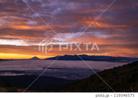 《長野県》富士山と大雲海の夜明け・秋の高ボッチ高原 《長野県》富士山と大雲海の夜明け・秋の高ボッチ高原 119346575
