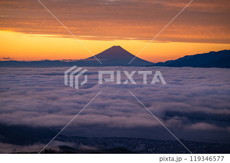 《長野県》富士山と大雲海の夜明け・秋の高ボッチ高原 《長野県》富士山と大雲海の夜明け・秋の高ボッチ高原 119346577