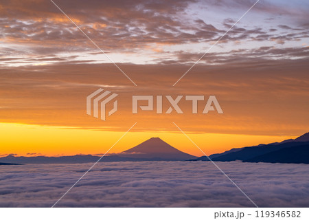 《長野県》富士山と大雲海の夜明け・秋の高ボッチ高原 《長野県》富士山と大雲海の夜明け・秋の高ボッチ高原 119346582