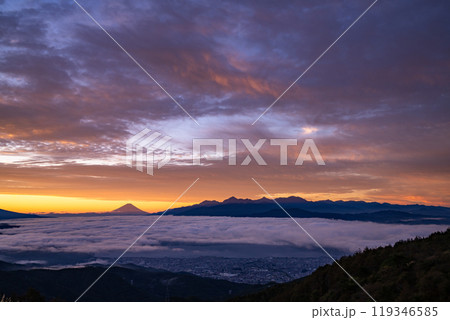 《長野県》富士山と大雲海の夜明け・秋の高ボッチ高原 119346585