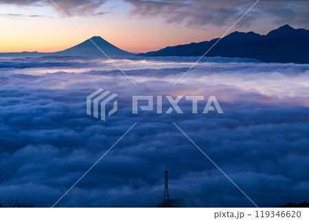 《長野県》富士山と大雲海の夜明け・秋の高ボッチ高原 《長野県》富士山と大雲海の夜明け・秋の高ボッチ高原 119346620