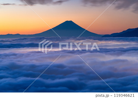 《長野県》富士山と大雲海の夜明け・秋の高ボッチ高原 《長野県》富士山と大雲海の夜明け・秋の高ボッチ高原 119346621