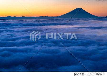 《長野県》富士山と大雲海の夜明け・秋の高ボッチ高原 《長野県》富士山と大雲海の夜明け・秋の高ボッチ高原 119346624