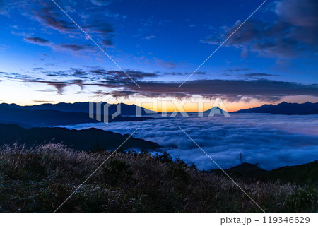 《長野県》富士山と大雲海の夜明け・秋の高ボッチ高原 《長野県》富士山と大雲海の夜明け・秋の高ボッチ高原 119346629