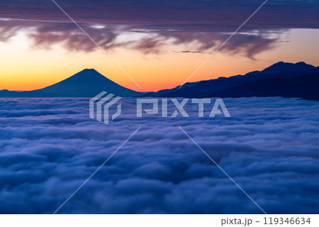 《長野県》富士山と大雲海の夜明け・秋の高ボッチ高原 119346634