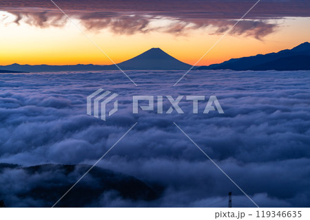 《長野県》富士山と大雲海の夜明け・秋の高ボッチ高原 《長野県》富士山と大雲海の夜明け・秋の高ボッチ高原 119346635