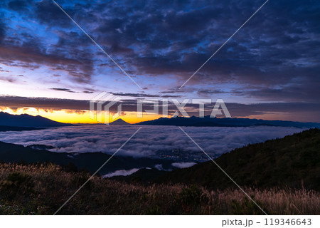 《長野県》富士山と大雲海の夜明け・秋の高ボッチ高原 119346643