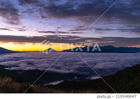 《長野県》富士山と大雲海の夜明け・秋の高ボッチ高原 《長野県》富士山と大雲海の夜明け・秋の高ボッチ高原 119346647