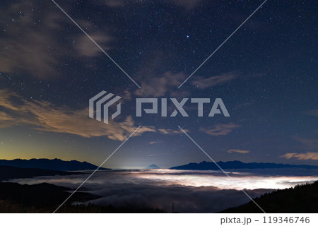 《長野県》富士山と大雲海・秋の高ボッチ高原 119346746