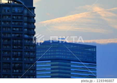 夕暮れ時のビル、マンション群（東京都） 119346807