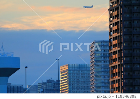 夕暮れ時のビル、マンション群（東京都） 119346808