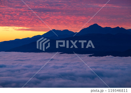 《長野県》南アルプスと大雲海の夜明け・秋の高ボッチ高原 119346811