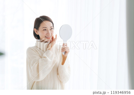 スキンケアをする30代女性 スキンケアをする30代女性 119346956