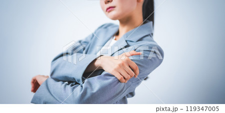 ビジネスウーマンの腕の痛み 119347005
