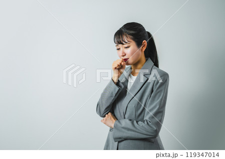 風邪をひいたビジネスウーマン 風邪をひいたビジネスウーマン 119347014