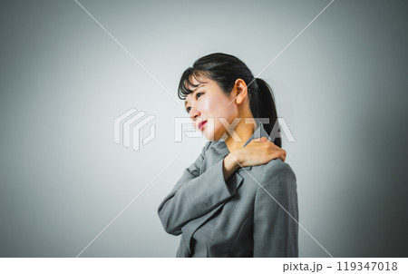 肩こりの女性 119347018