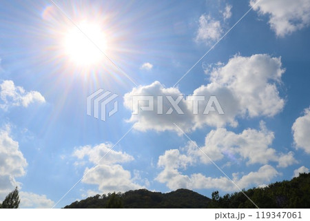 明るい秋の空と白い雲 のどかな風景 明るい秋の空と白い雲 のどかな風景 119347061