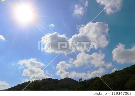 明るい秋の空と白い雲 のどかな風景 明るい秋の空と白い雲 のどかな風景 119347062