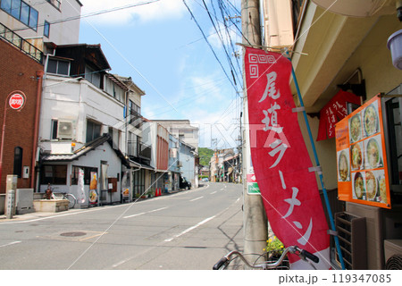 レトロな広島県尾道の街並み レトロな広島県尾道の街並み 119347085