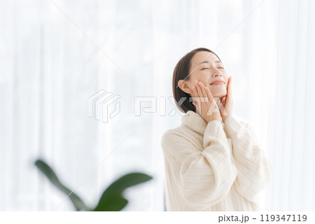 肌の潤いを実感するミドルの女性 119347119
