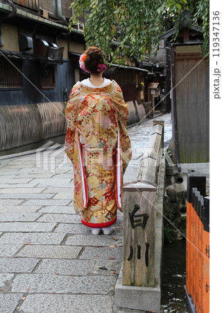 京都祇園白川の和服の女性 119347136